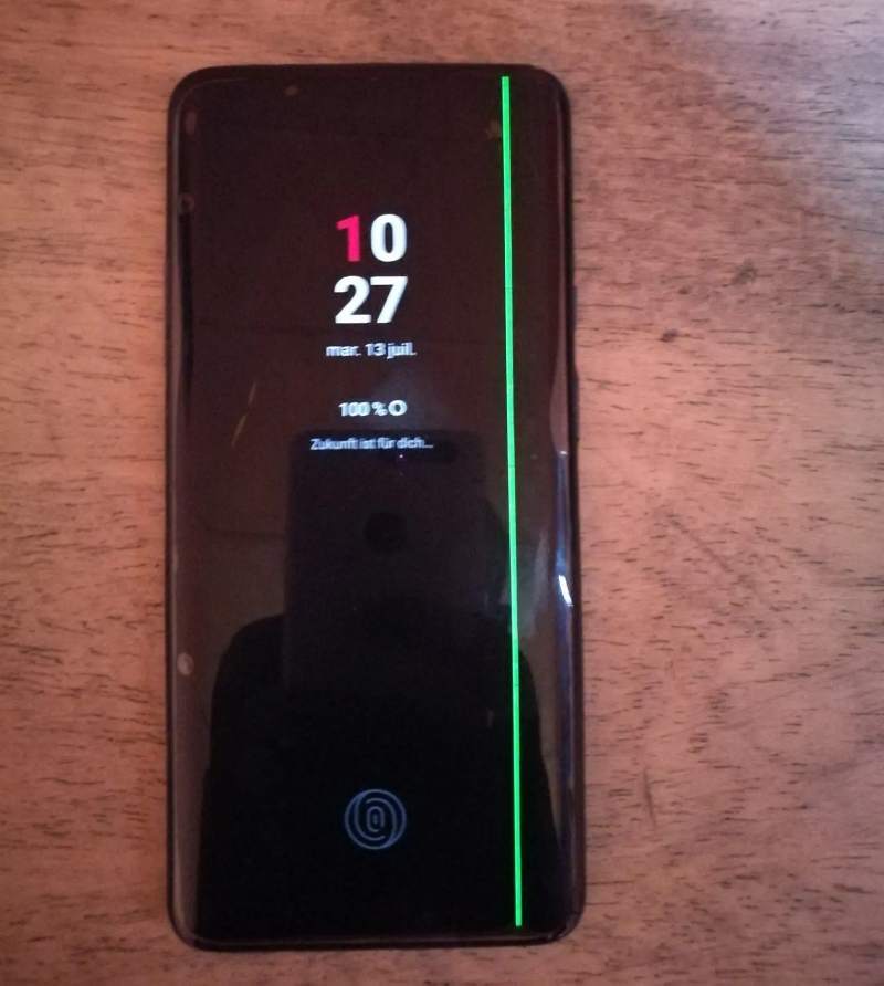 Green Line OnePlus 8 Display